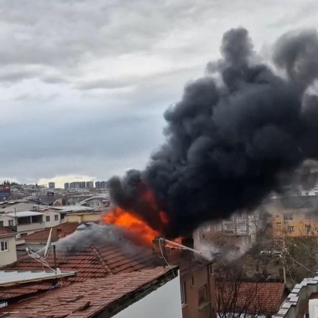 Bursa'da 3 katlı binanın çatısı alev alev yandı