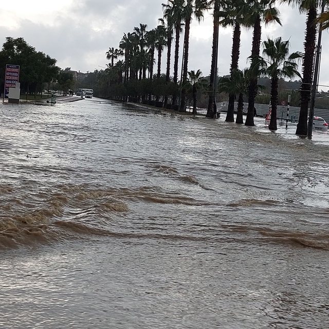 Antalya'da şiddetli yağış etkili oldu