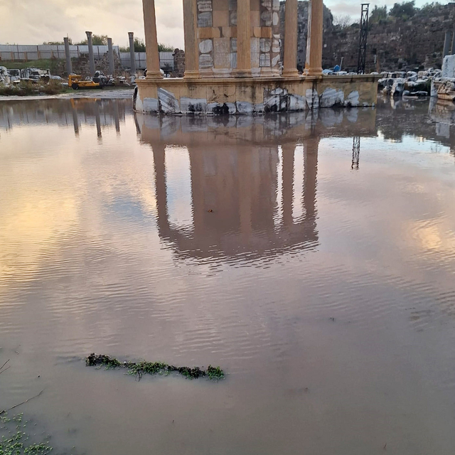 Antalya'da sağanak; göle dönen yollarda mahsur kaldılar (2)