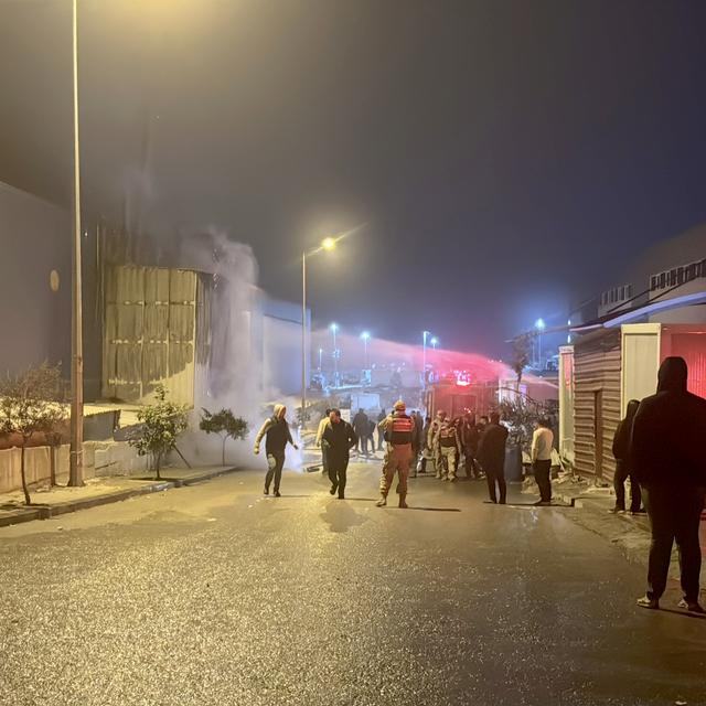 Hatay'da mobilya fabrikasında çıkan yangın kontrol altına alındı