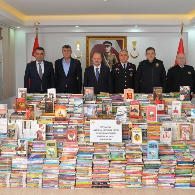 Kastamonu'da komandolardan okul kütüphanelerine 21 bin kitap