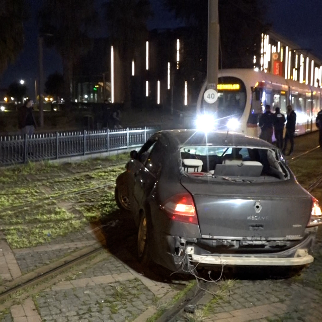 Samsun'da kaza yapan araçlardan biri yine tramvay yoluna girdi; 1 yaralı