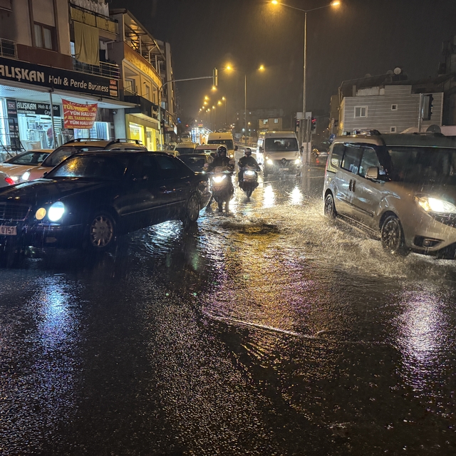 İzmir'de sağanak etkili oldu