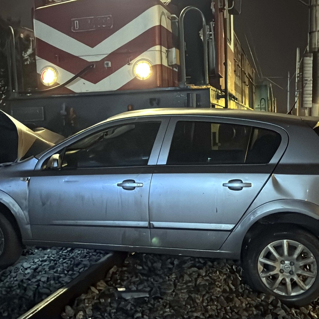 Kırıkkale'de yük trenin otomobile çarpması KGYS kamerasına yansıdı