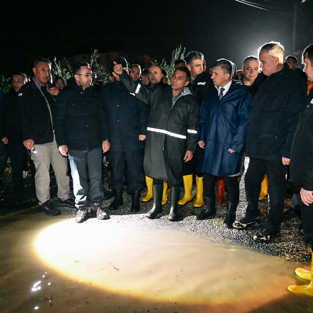 Antalya'da sağanak; göle dönen yollarda mahsur kaldılar (4)