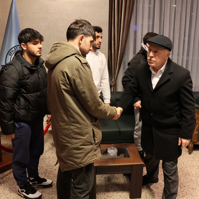 Erzurum Büyükşehir Belediye Başkanı Sekmen, çığda ikizini kaybeden milli ju...