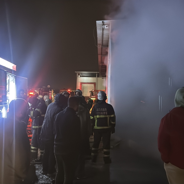Adana'da tavuk çiftliği deposunda çıkan yangın hasara yol açtı