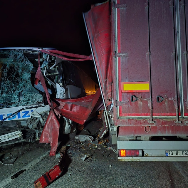 Afyonkarahisar'da tır ile yolcu otobüsünün çarpışması sonucu 18 kişi yarala...