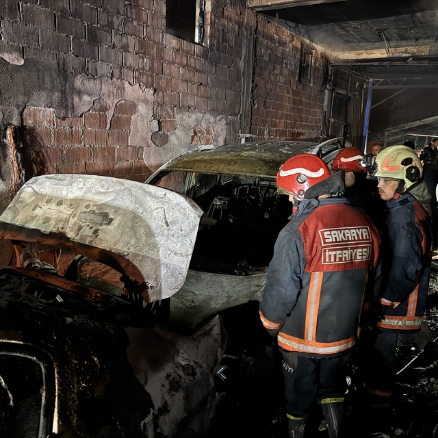 Sakarya'da evin garajında alev alan hafif ticari araç yandı