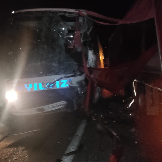 Afyonkarahisar'da yolcu otobüsü ile TIR çarpıştı: 11 yaralı