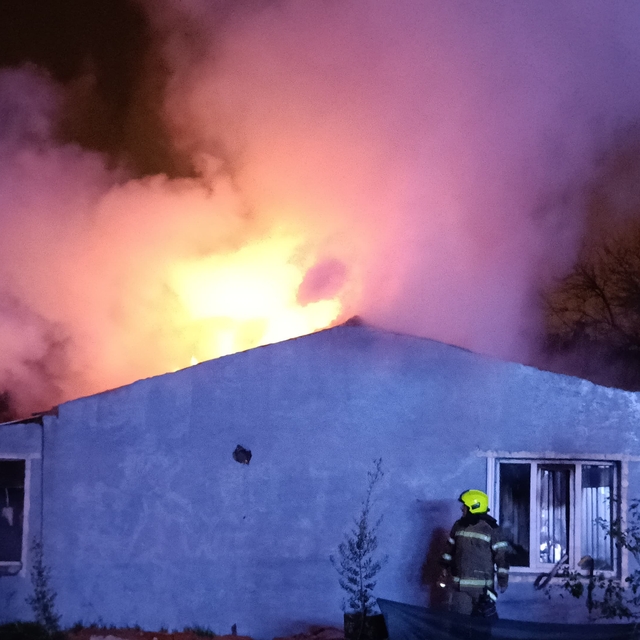 Bursa'da metruk ev alev alev yandı