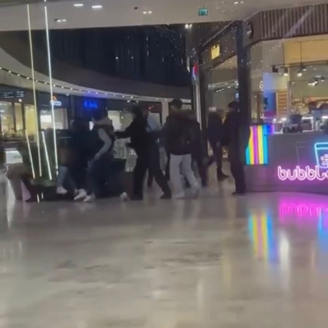 Alışveriş merkezinde iki grubun kavgası kamerada