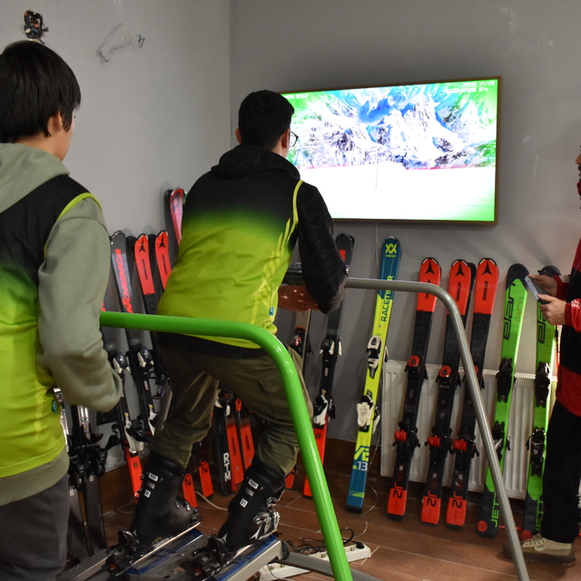 Bursa'da çocuklar simülasyonla 4 mevsim kayak öğrenebiliyor