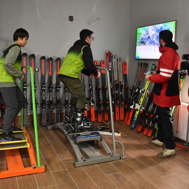 Kayak takımı, Uludağ'da yeterince kar olmadığı için yarışmalara salonda sim...