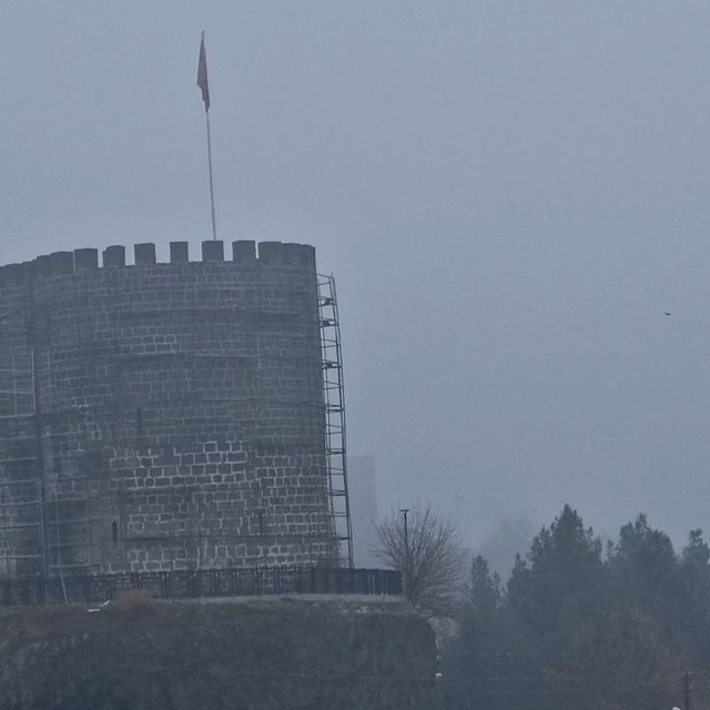 Diyarbakır'ı etkisi altına alan sis 5'inci gününde; İstanbul ve İzmir uçak...