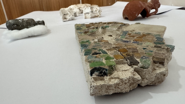 Harran'daki katedral kazısında vitraylar bulundu