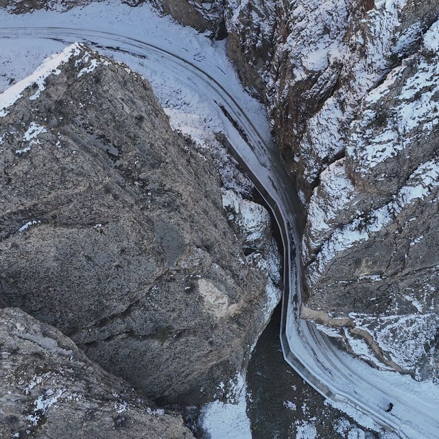 Dev kayalar arasındaki yoldan geçmek cesaret istiyor