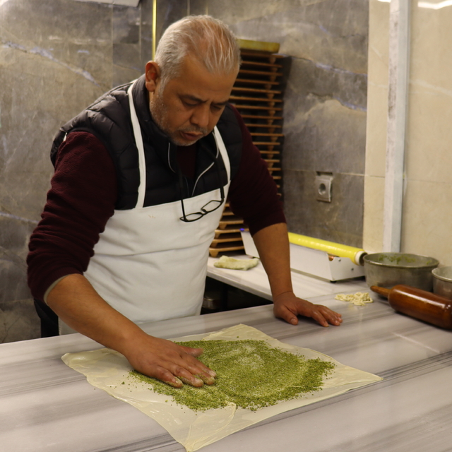 Gaziantep'te dedelerinden devraldıkları tatlıcılık mesleğini baba ile oğlu...