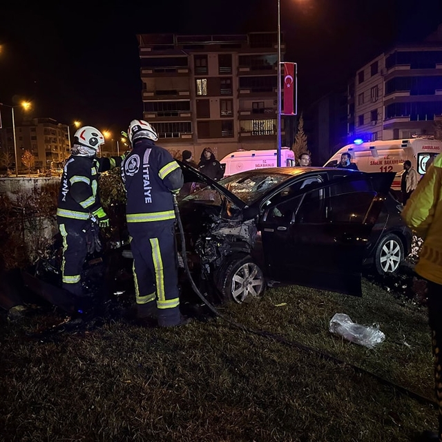 Denizli'de anıt duvarına çarpan otomobildeki 1 kişi öldü, 1 kişi yaralandı