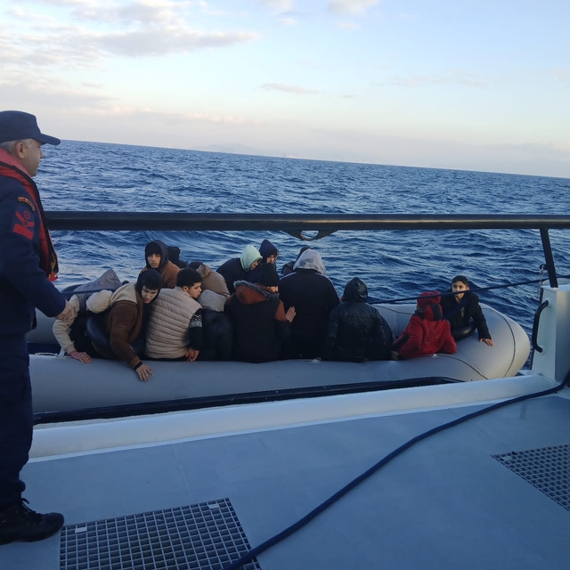 İzmir açıklarında 101 düzensiz göçmen kurtarıldı, 16 göçmen yakalandı