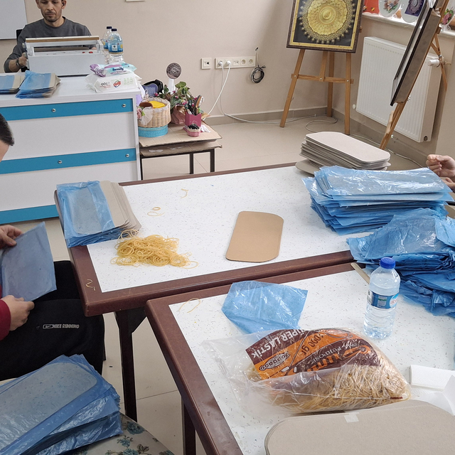 Beypazarı'nda engelliler galoş üretiyor