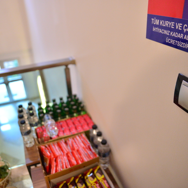 Siparişlerini getiren kuryeler için ikram masası kurdular