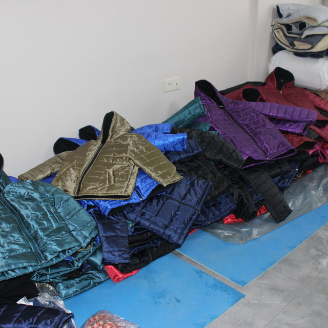 İstanbul'da görevli öğretmen memleketi Ağrı'daki 100 öğrenciye kışlık giyec...