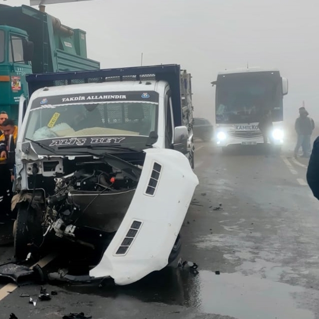 Siirt'te üç aracın karıştığı trafik kazasında 3 kişi yaralandı