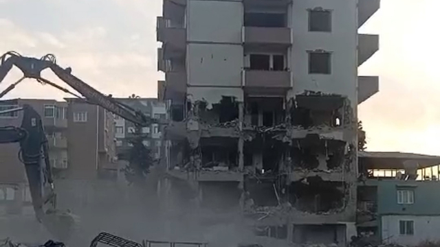 Gaziantep'te 6 katlı bina yıkım sırasında çöktü