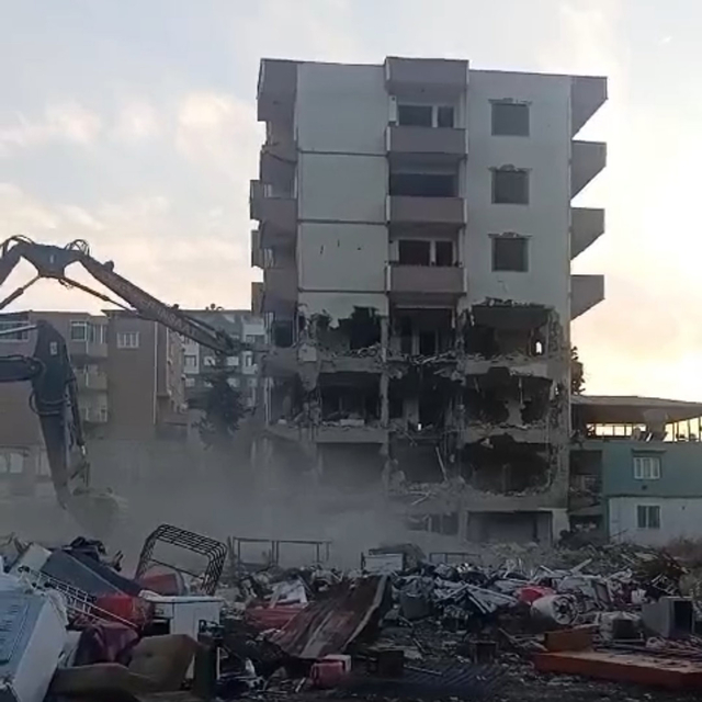 Gaziantep'te 6 katlı bina yıkım sırasında çöktü