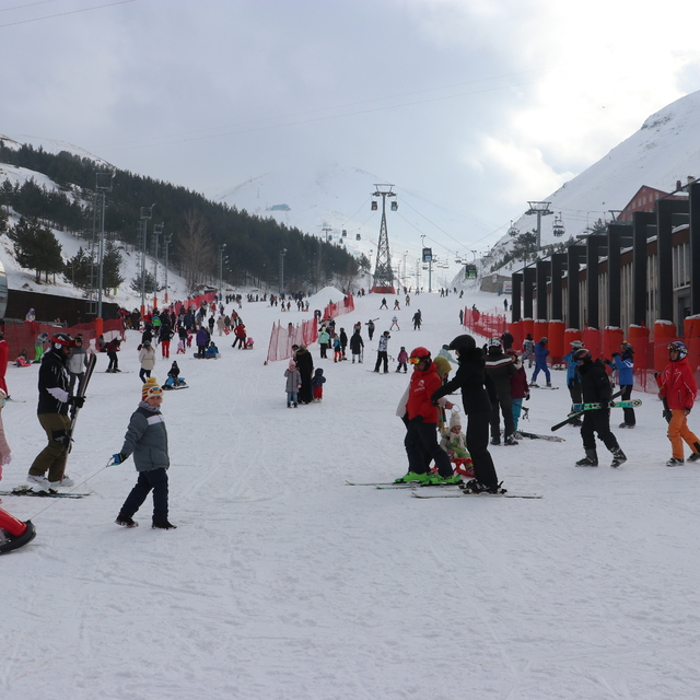Palandöken Kayak Merkezi'nde hafta sonu yoğunluğu yaşanıyor