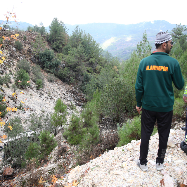 Alanya'da uçuruma yuvarlanan kamyonetteki çocuk öldü, babası ağır yaralandı