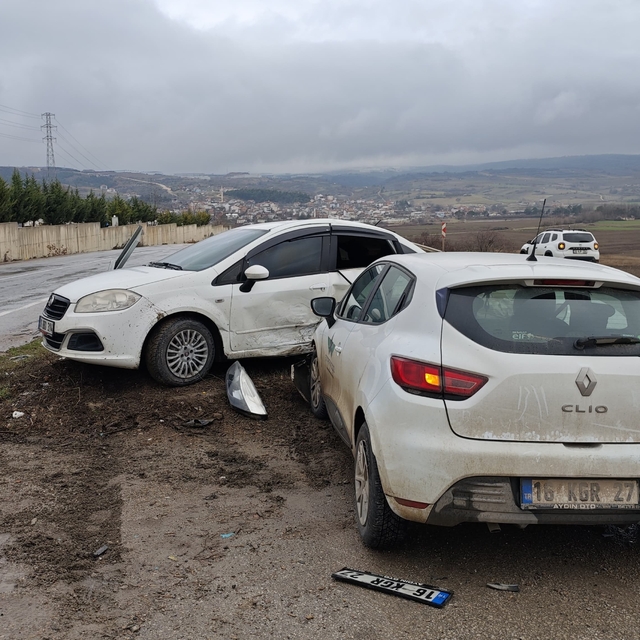 Bursa'nın İnegöl ilçesinde 2 otomobilin çarpışması sonucu 4 kişi yaralandı
