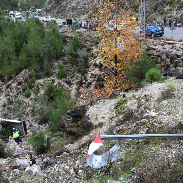 Yoldan çıkan kamyonet 25 metre yuvarlandı: 1 ölü, 1 yaralı