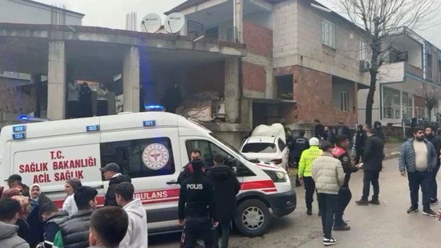 Otomobil duvara çarptı: 2'si ağır, 4 yaralı