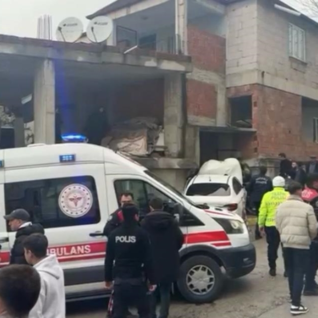 Otomobil duvara çarptı: 2'si ağır, 4 yaralı