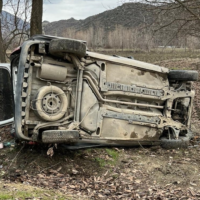 Tokat'ta devrilen kamyonetteki 3 kişi yaralandı