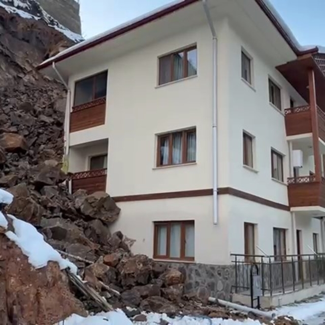 Artvin'de heyelan; taşlar eve doldu