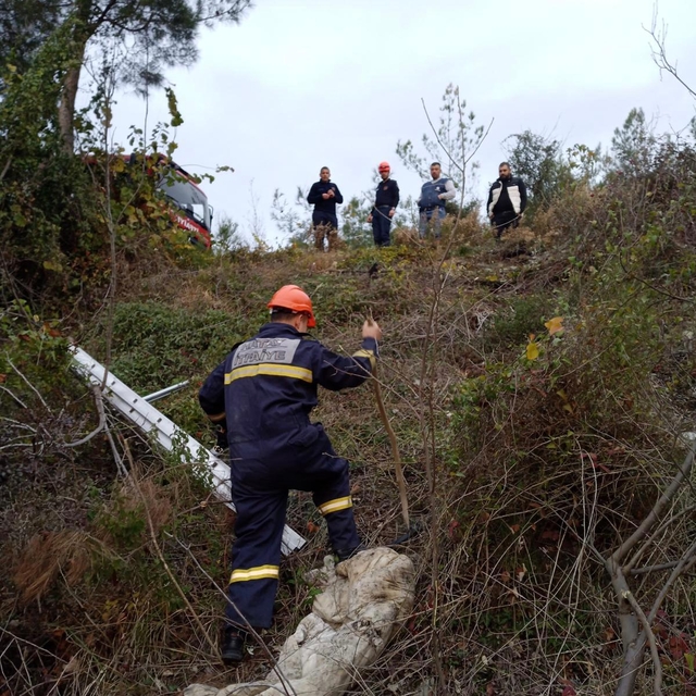 Hatay'da şarampole devrilen hafif ticari araçtaki 2 kişi yaralandı