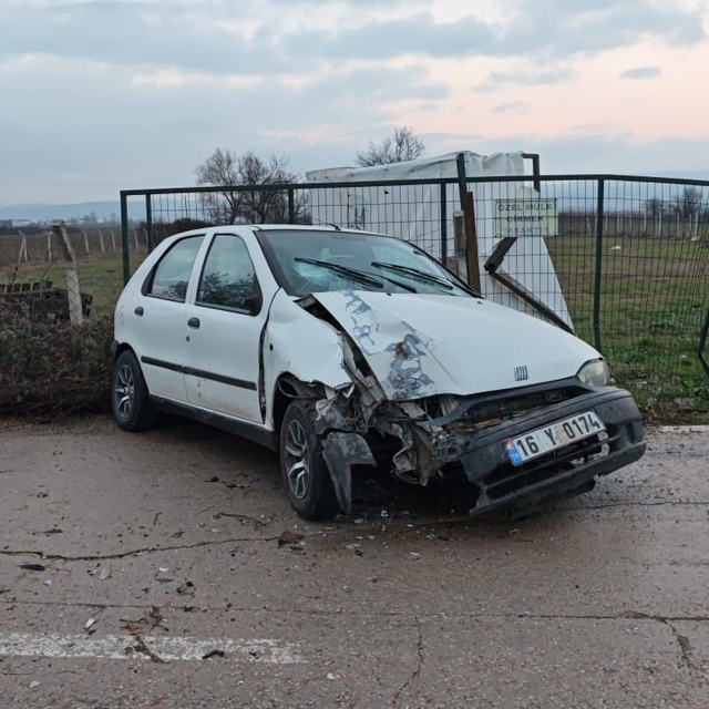 Sürücü hapşırırken kontrolünden çıkan otomobil çite çarptı; 2 yaralı