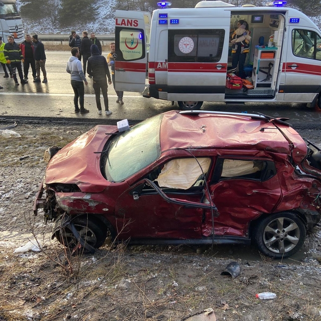 Anadolu Otoyolu'nda iki otomobil çarpıştı: 1 kişi öldü, 4 kişi yaralandı