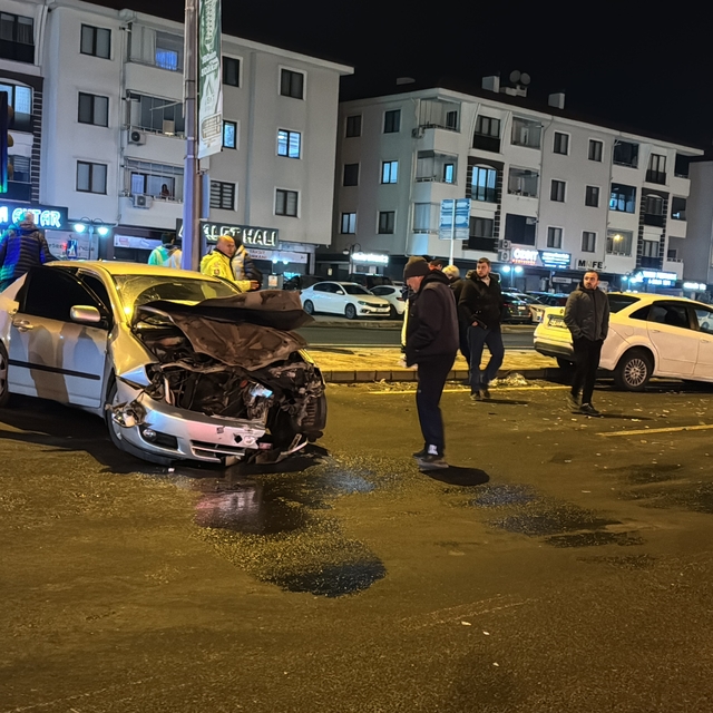 Düzce'de iki aracın çarpıştığı kazada 4 kişi yaralandı