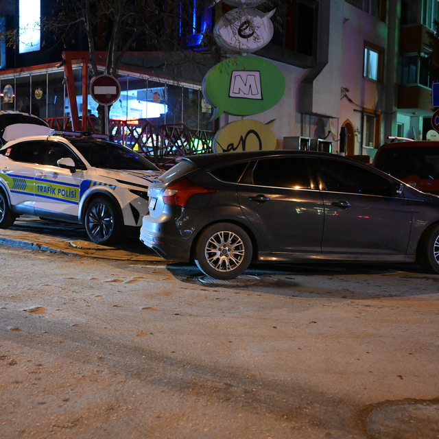 Edirne'de yüksek sesle müzik dinleyen 10 araç sürücüsüne cezai işlem uygula...