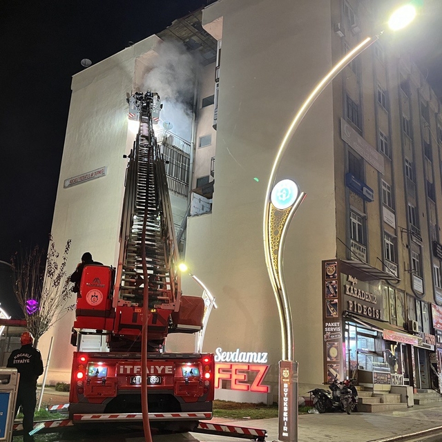 İş hanının 6'ıncı katında çıkan yangın söndürüldü