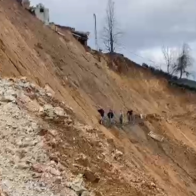 Heyelanlı yamaca riskli 'kestirme patika'