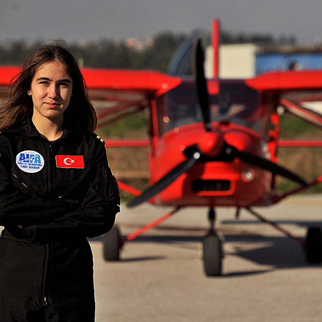 16 yaşındaki Defne, solo uçuş gerçekleştiren Türkiye'nin en genç kadın pilo...