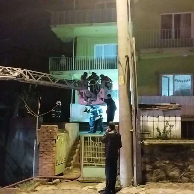 Kocaeli'de apartmanda çıkan yangında mahsur kalan 3 kişi kurtarıldı