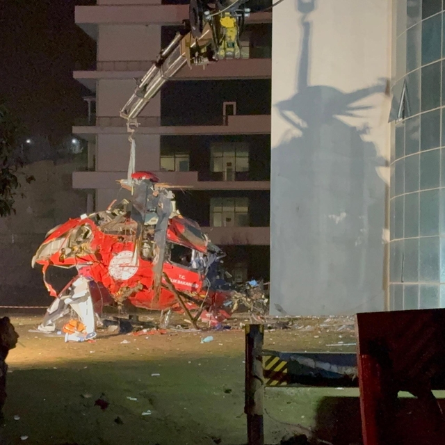 Muğla'da hastaneye çarpan ambulans helikopterin enkazı kaldırıldı