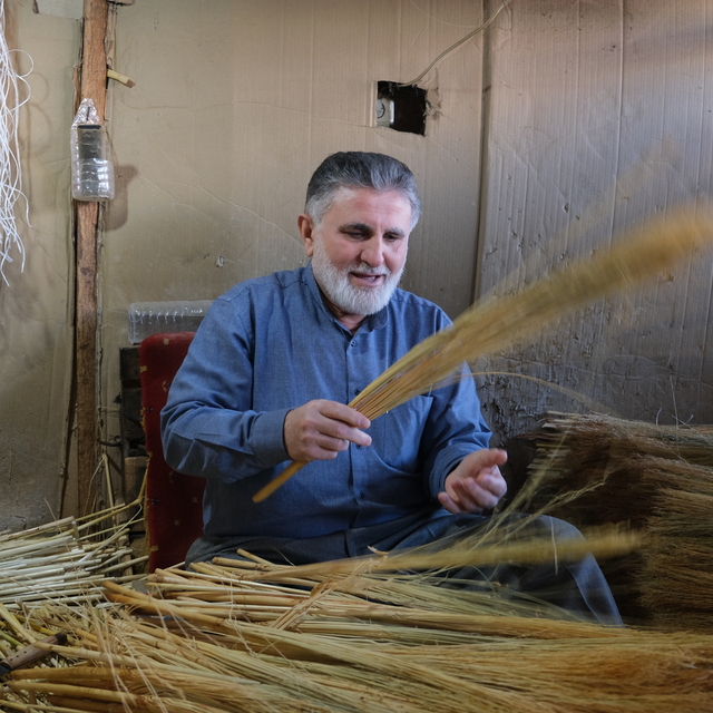 Salim usta, 52 yıldır ot süpürge üretiyor