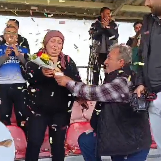 Tribünde 34 yıllık eşine davullu zurnalı yıl dönümü kutlaması